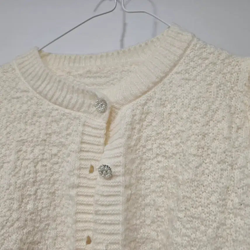[BUNJANG] Ivory Crop Knit Cardigan with Cubic Buttons / 아이보리 크롭 니트 가디건 큐빅단추