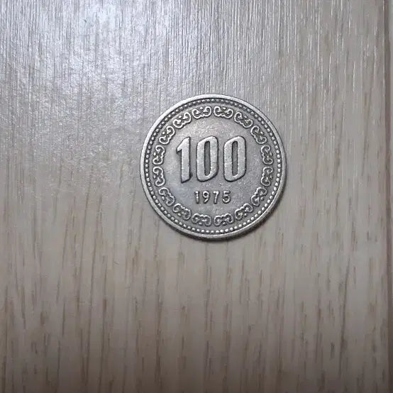 [BUNJANG] Bank of Korea 1975 100 Won Coin / 한국은행 1975년 100원 주화