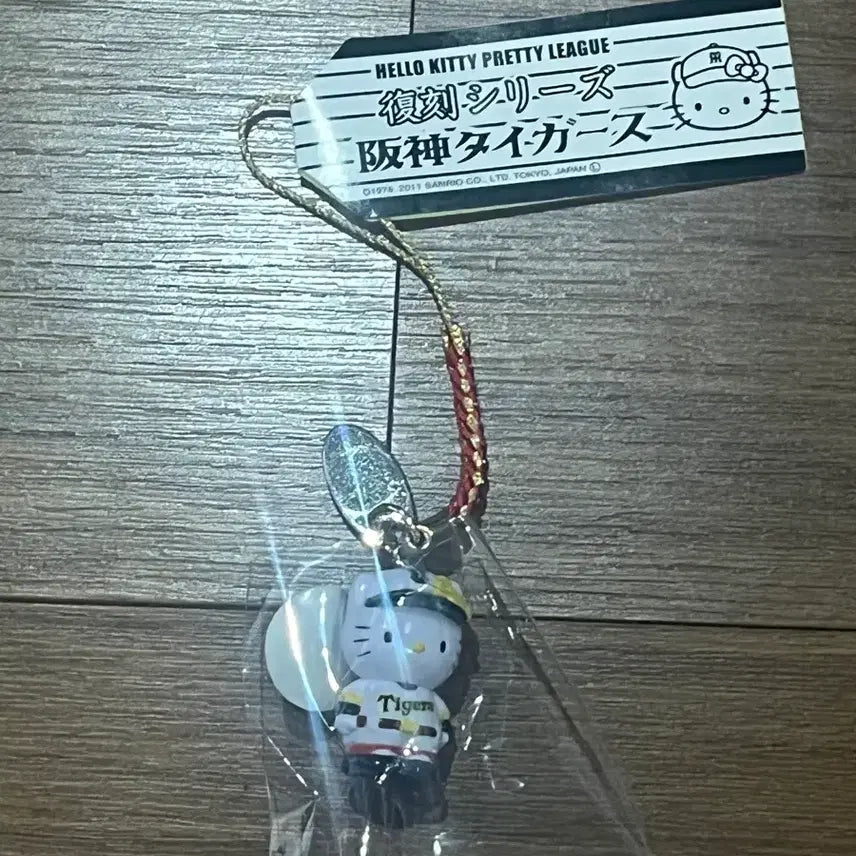 [BUNJANG] Hello Kitty Hanshin Tigers Strap (Sealed) / [미개봉] 복각 헬로키티 한신 타이거즈 스트랩