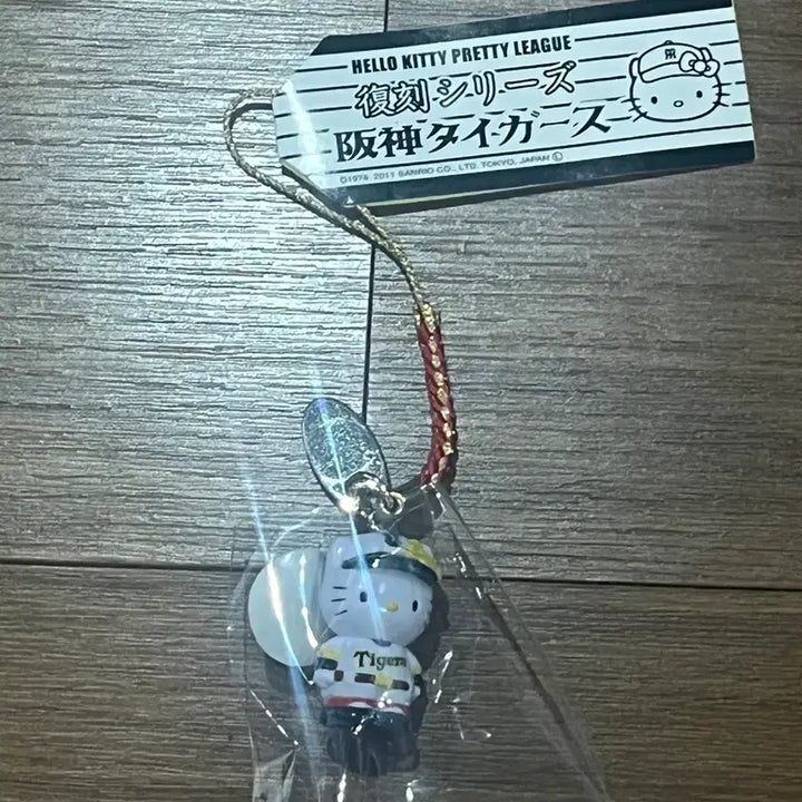 [BUNJANG] Hello Kitty Hanshin Tigers Strap (Sealed) / [미개봉] 복각 헬로키티 한신 타이거즈 스트랩