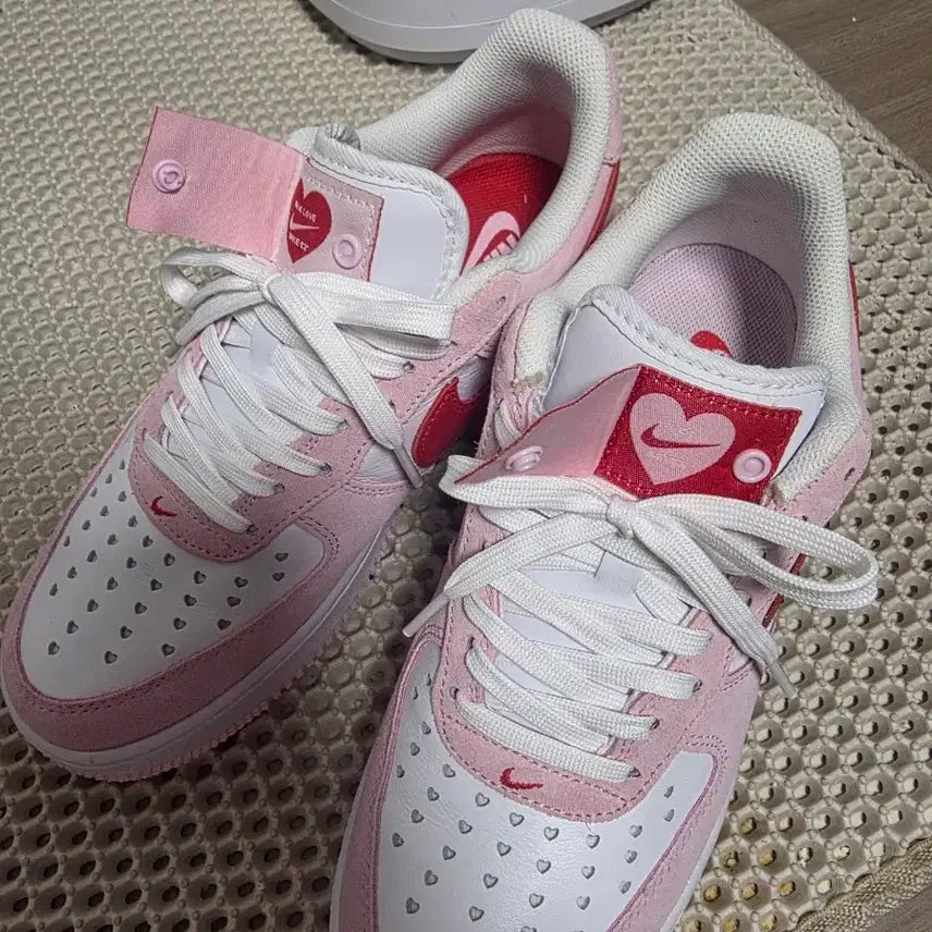[BUNJANG] Nike Air Force 1 '07 QS Valentine's Day Sneakers / 나이키 에어포스 1 '07 QS 밸런타인데이 사이즈255팝니다