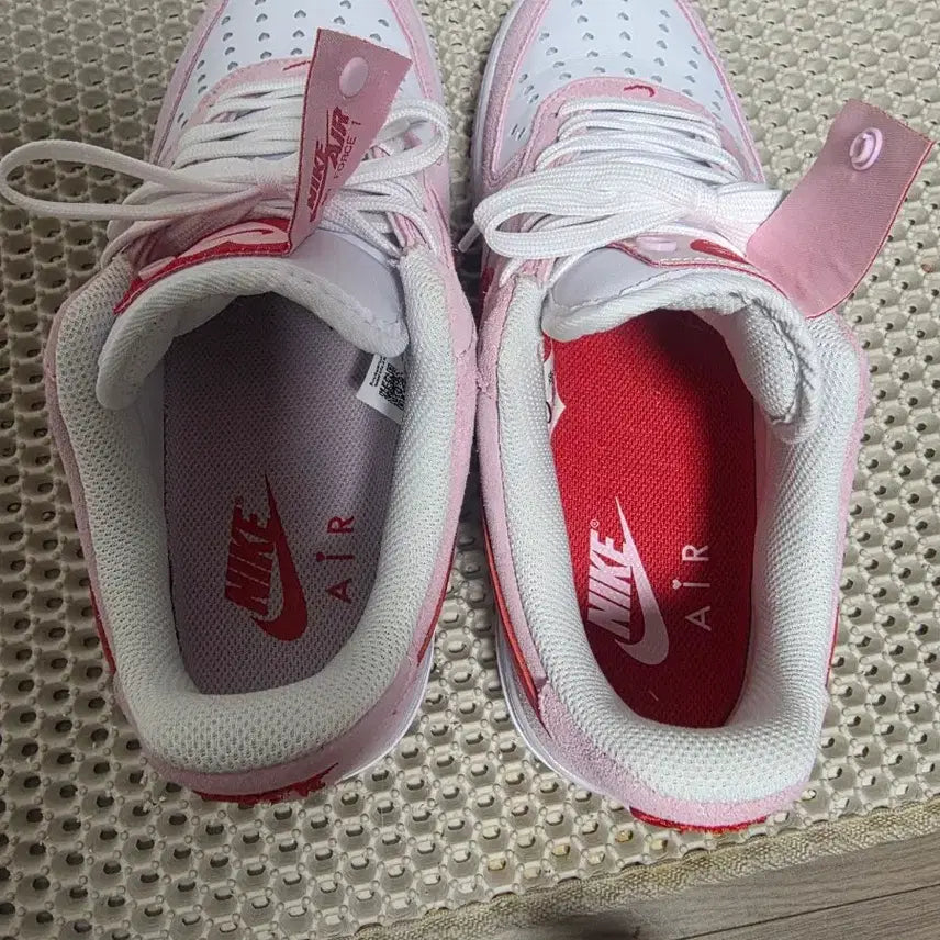 [BUNJANG] Nike Air Force 1 '07 QS Valentine's Day Sneakers / 나이키 에어포스 1 '07 QS 밸런타인데이 사이즈255팝니다