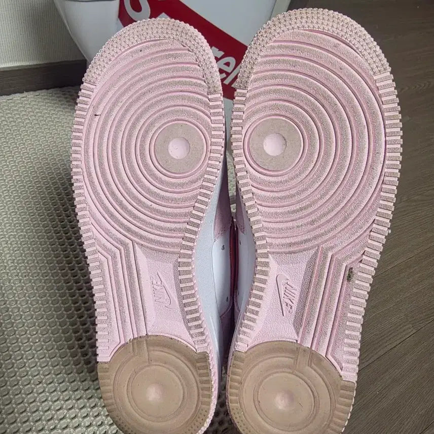 [BUNJANG] Nike Air Force 1 '07 QS Valentine's Day Sneakers / 나이키 에어포스 1 '07 QS 밸런타인데이 사이즈255팝니다