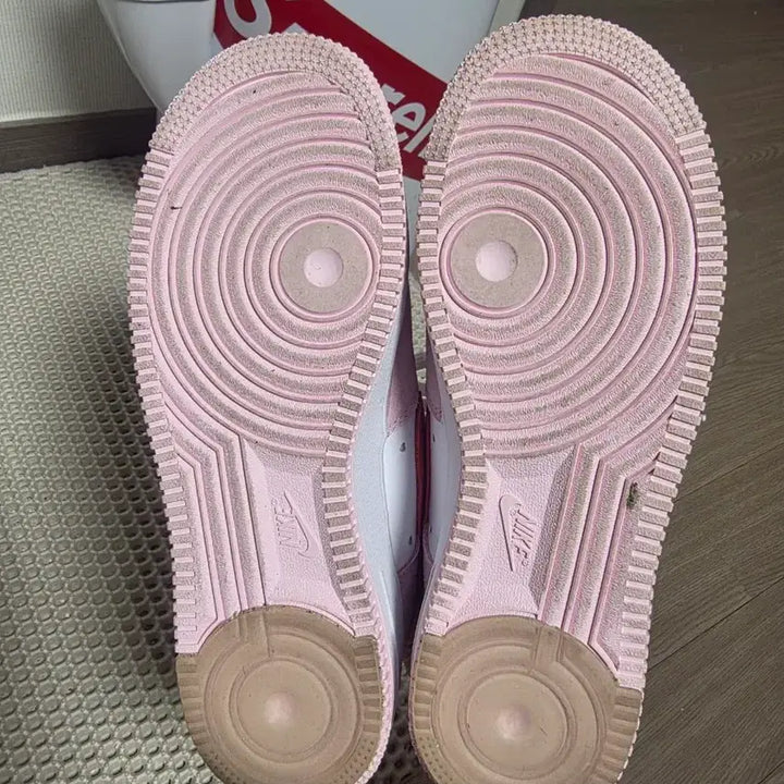 [BUNJANG] Nike Air Force 1 '07 QS Valentine's Day Sneakers / 나이키 에어포스 1 '07 QS 밸런타인데이 사이즈255팝니다