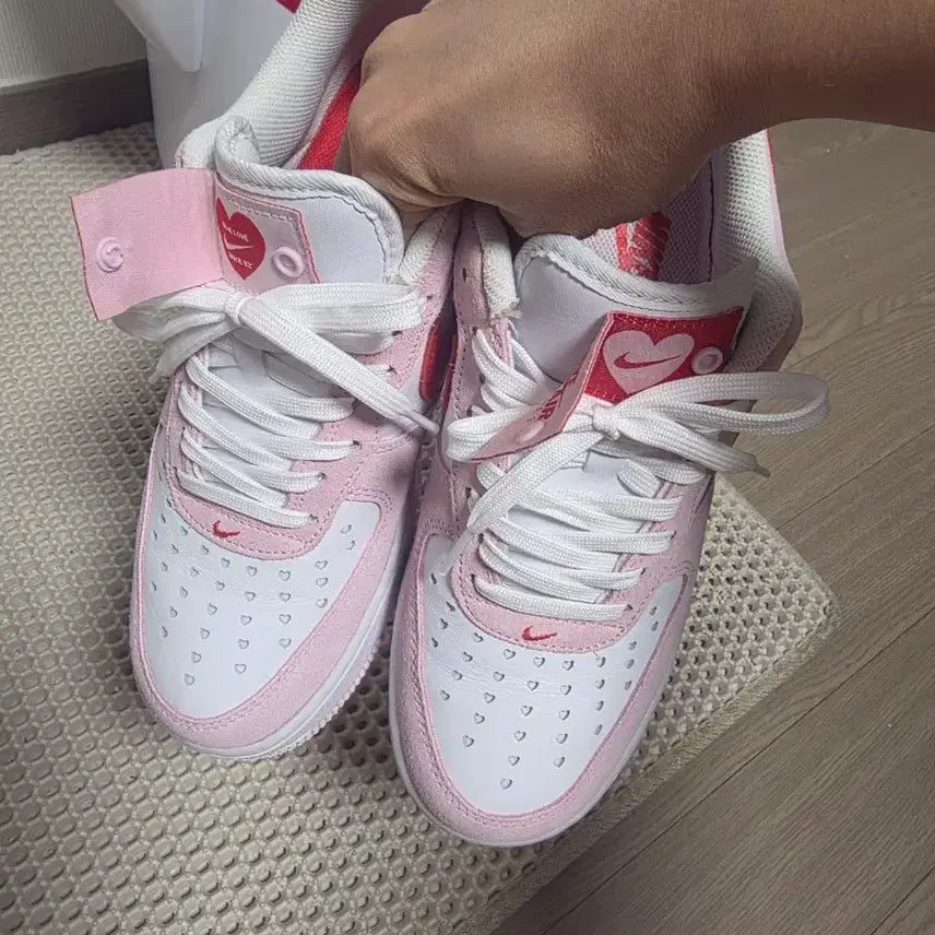 [BUNJANG] Nike Air Force 1 '07 QS Valentine's Day Sneakers / 나이키 에어포스 1 '07 QS 밸런타인데이 사이즈255팝니다