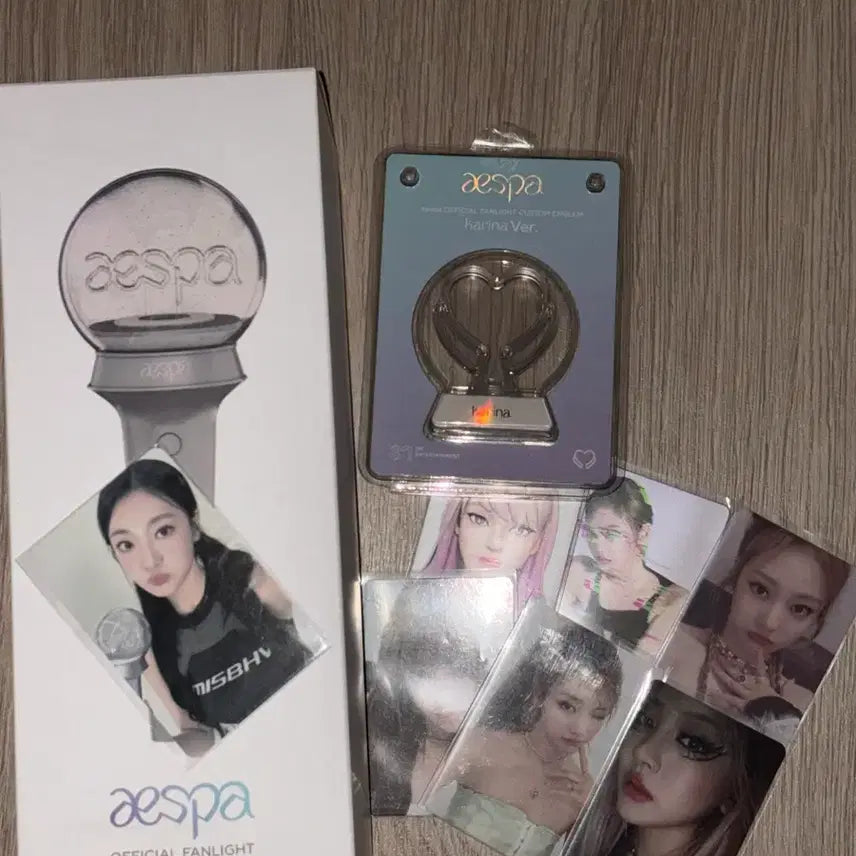 [BUNJANG] aespa Official Lightstick Bundle Set / 에스파 공식 응원봉 + 포토카드+앰블럼
