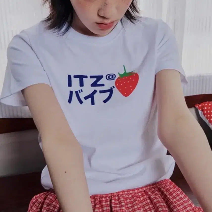 [BUNJANG] Itzy Vibe Strawberry Slim Fit Short Sleeve T-shirt / 잇자바이브 스트로베리 슬림 반팔 티셔츠