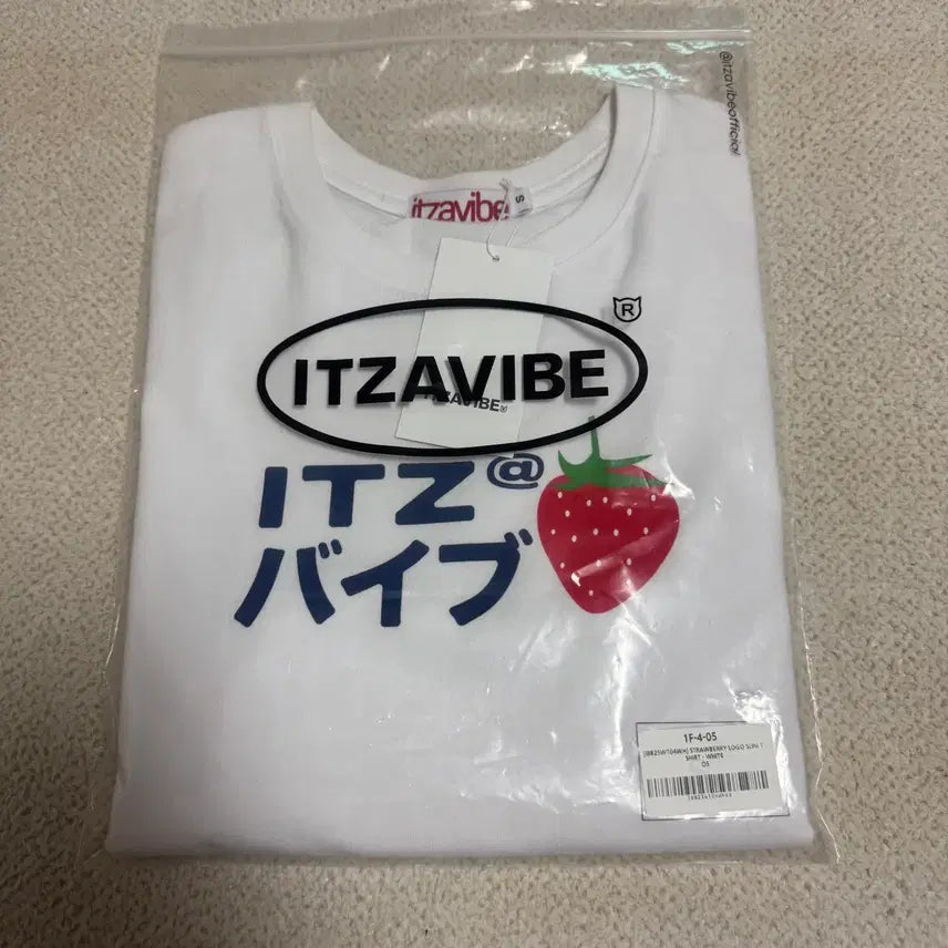 [BUNJANG] Itzy Vibe Strawberry Slim Fit Short Sleeve T-shirt / 잇자바이브 스트로베리 슬림 반팔 티셔츠