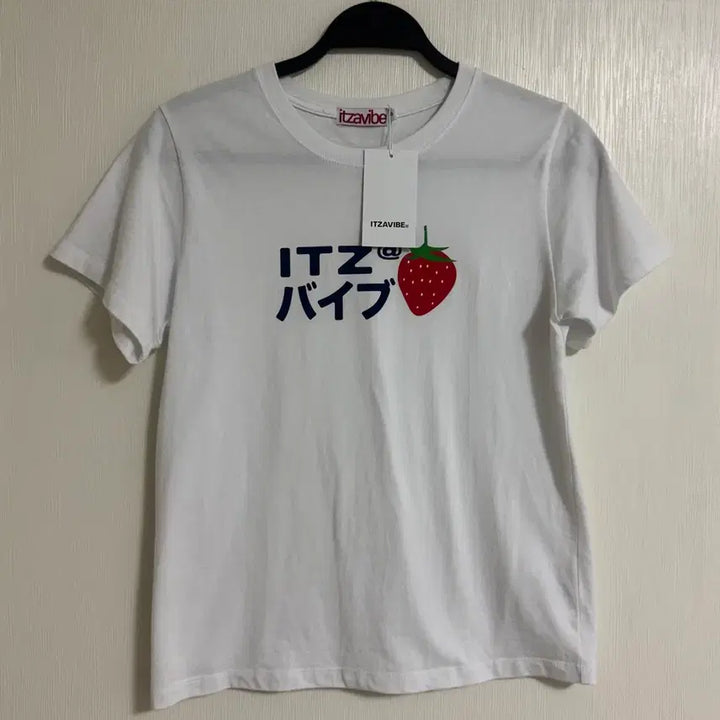 [BUNJANG] Itzy Vibe Strawberry Slim Fit Short Sleeve T-shirt / 잇자바이브 스트로베리 슬림 반팔 티셔츠
