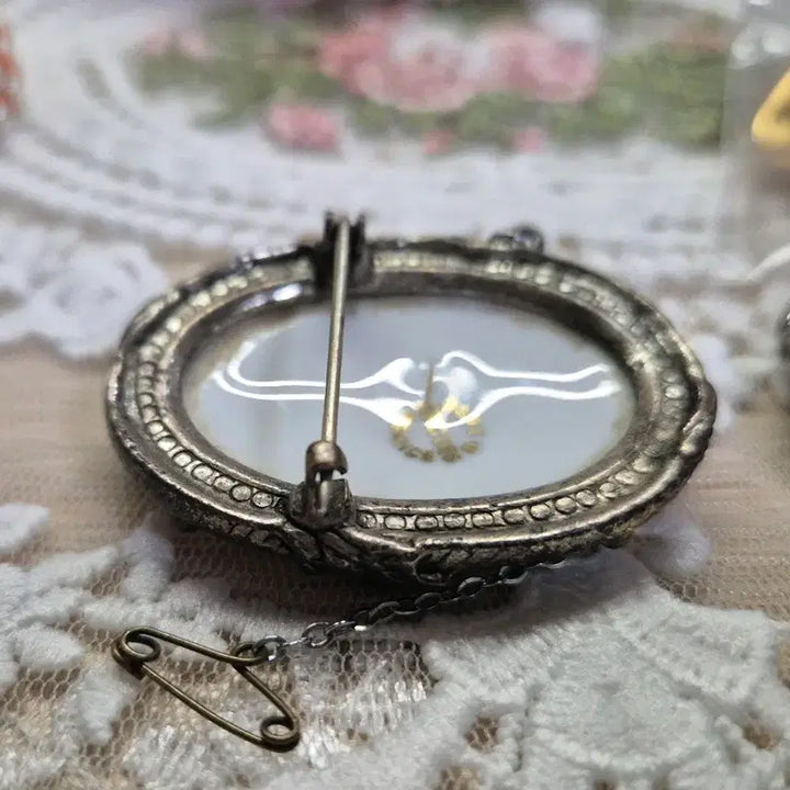 [BUNJANG] Vintage Limoges Porcelain Hand-painted Lovers Brooch / vintage)1950s 빈티지 리모지 연인 포슬린 핸드페인팅 브로치