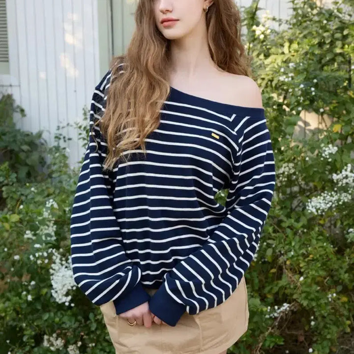 [BUNJANG] Letter From Moon Off-Shoulder Sweatshirt / 레터프롬문 오프숄더 스웻셔츠