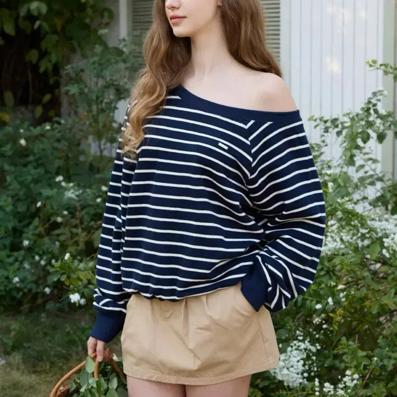 [BUNJANG] Letter From Moon Off-Shoulder Sweatshirt / 레터프롬문 오프숄더 스웻셔츠