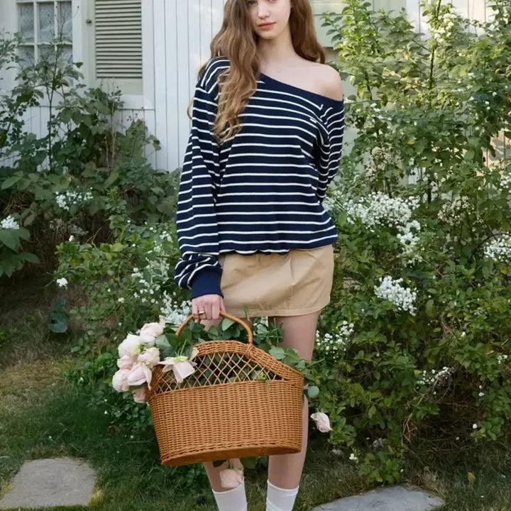 [BUNJANG] Letter From Moon Off-Shoulder Sweatshirt / 레터프롬문 오프숄더 스웻셔츠
