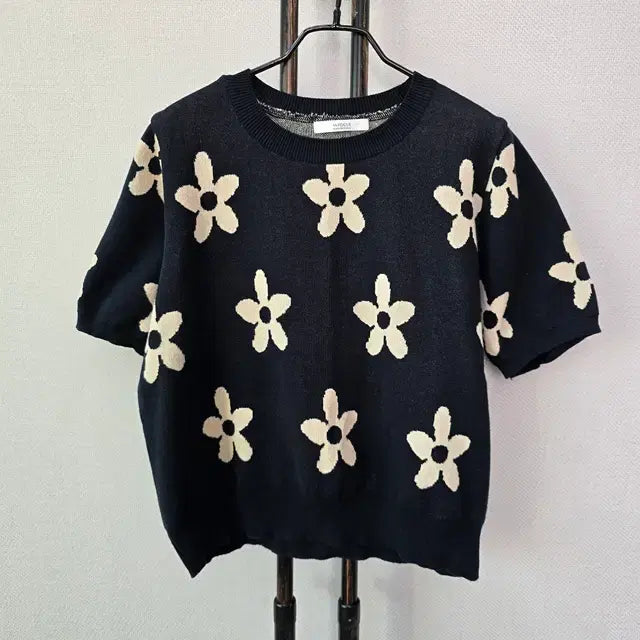 [BUNJANG] W.FOCUS Black Flower Short Sleeve Knit / W.FOCUS 더블유 포커스 블랙 플라워 반팔 니트