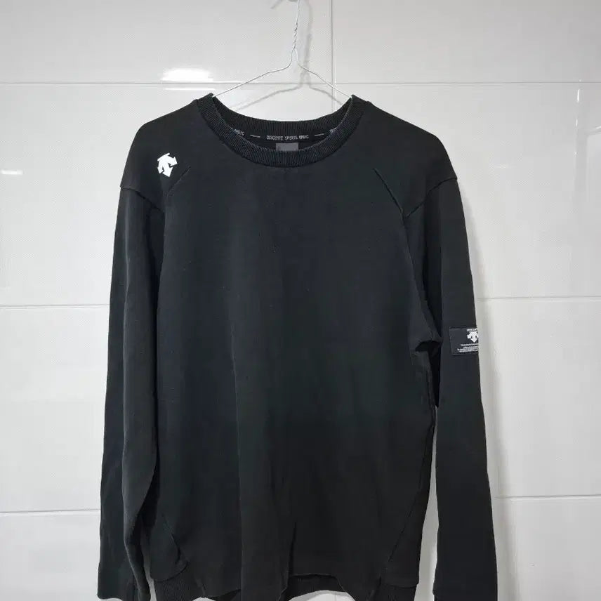 [BUNJANG] Descente Black Fleece Sweatshirt / 데상트 블랙 기모 맨투맨 티셔츠100