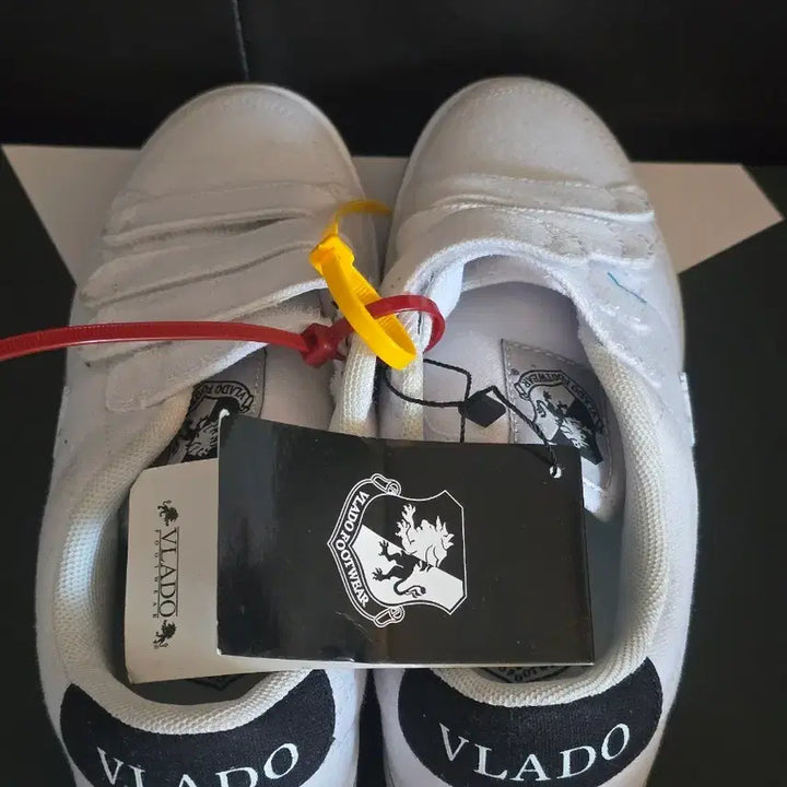 [BUNJANG] Vlado White Sneakers (Size 230) / Vlado 흰색 운동화 신발 스니커즈 230