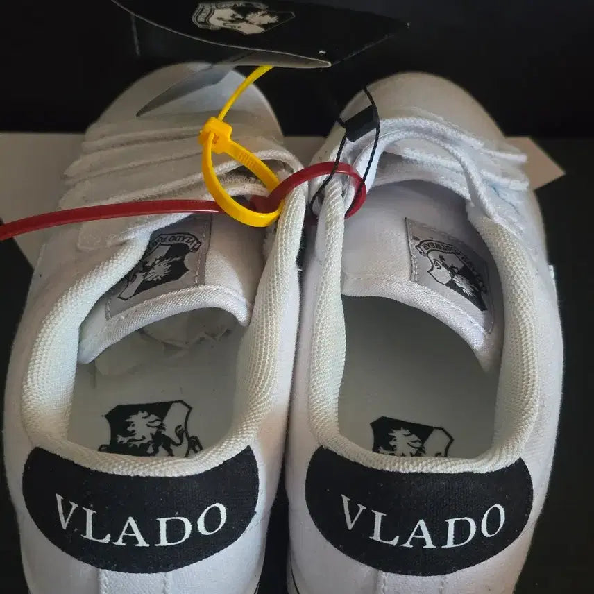 [BUNJANG] Vlado White Sneakers (Size 230) / Vlado 흰색 운동화 신발 스니커즈 230