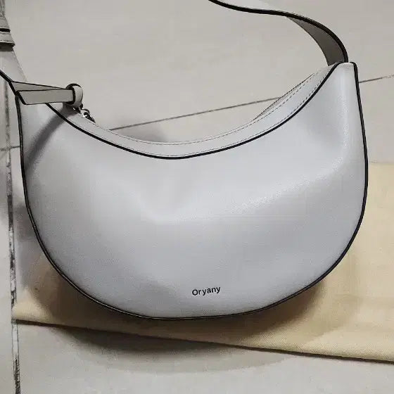 [BUNJANG] Oryany Rookie Crescent Crossbody Bag / 오야니 루키 반달 크로스백