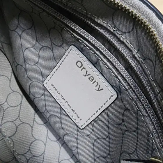 [BUNJANG] Oryany Rookie Crescent Crossbody Bag / 오야니 루키 반달 크로스백