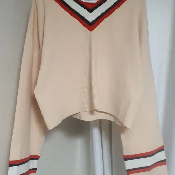 [BUNJANG] Juicy Judy V-Neck Crop Knit Top / 쥬시쥬디 브이넥 크롭 니트