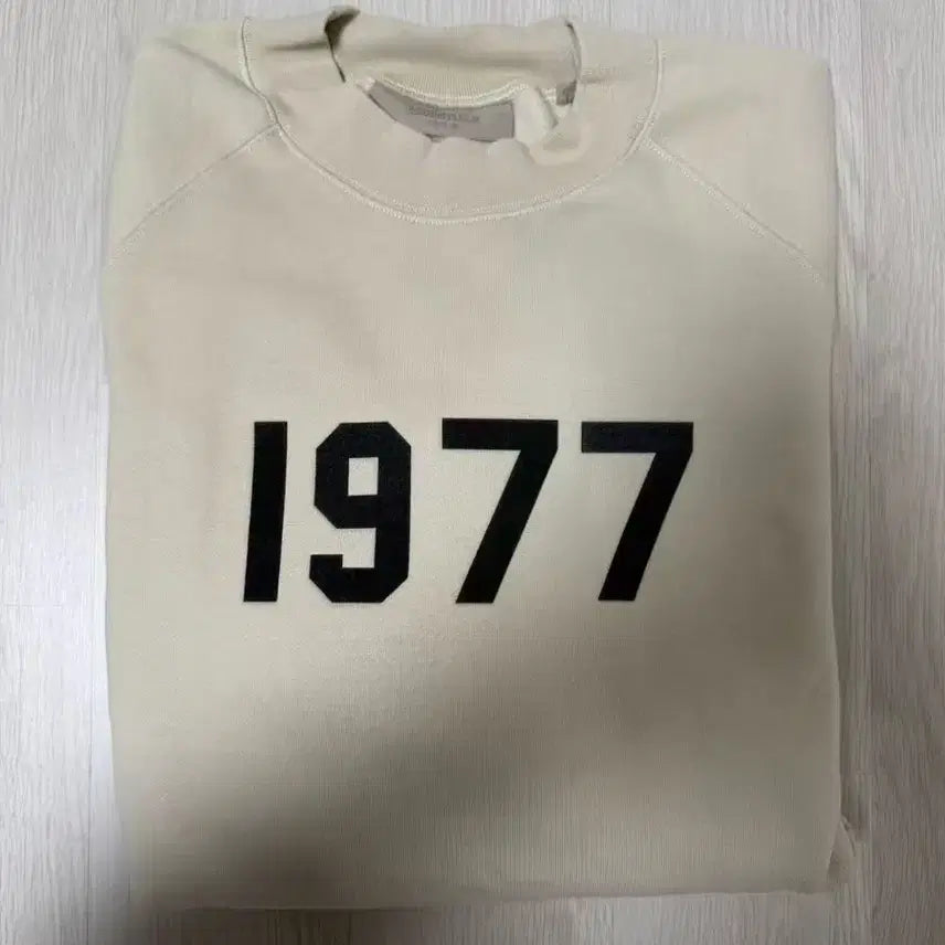 [BUNJANG] Essentials 1977 Front Logo Sweatshirt / 에센셜 앞로고 1977 맨투맨