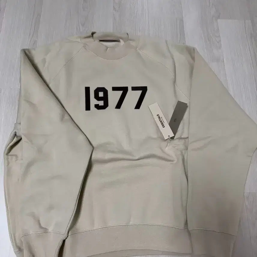 [BUNJANG] Essentials 1977 Front Logo Sweatshirt / 에센셜 앞로고 1977 맨투맨