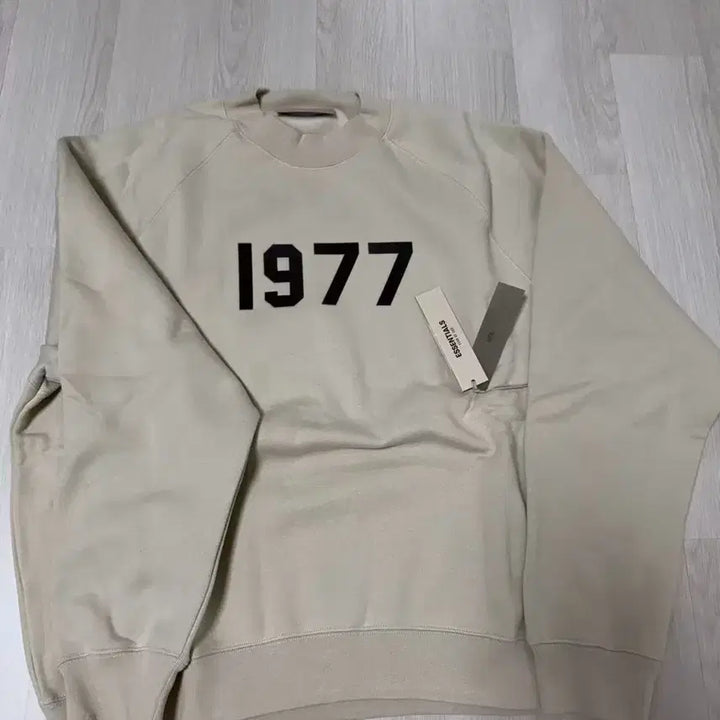 [BUNJANG] Essentials 1977 Front Logo Sweatshirt / 에센셜 앞로고 1977 맨투맨