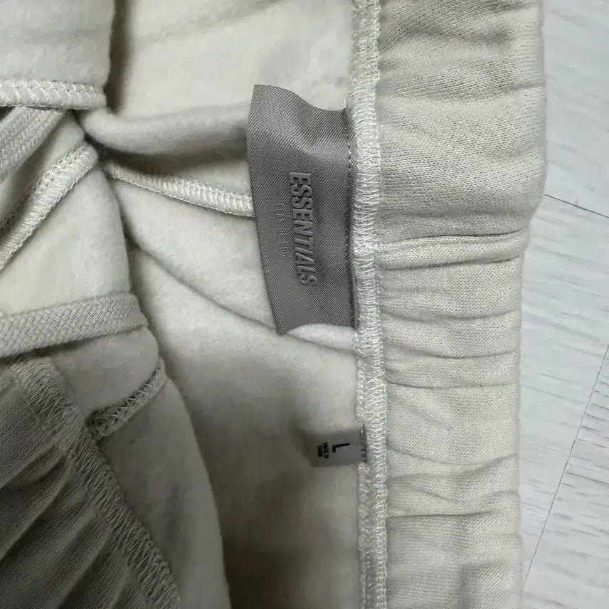 [BUNJANG] Essential Shorts L New / 에센셜 반바지 L 새상품