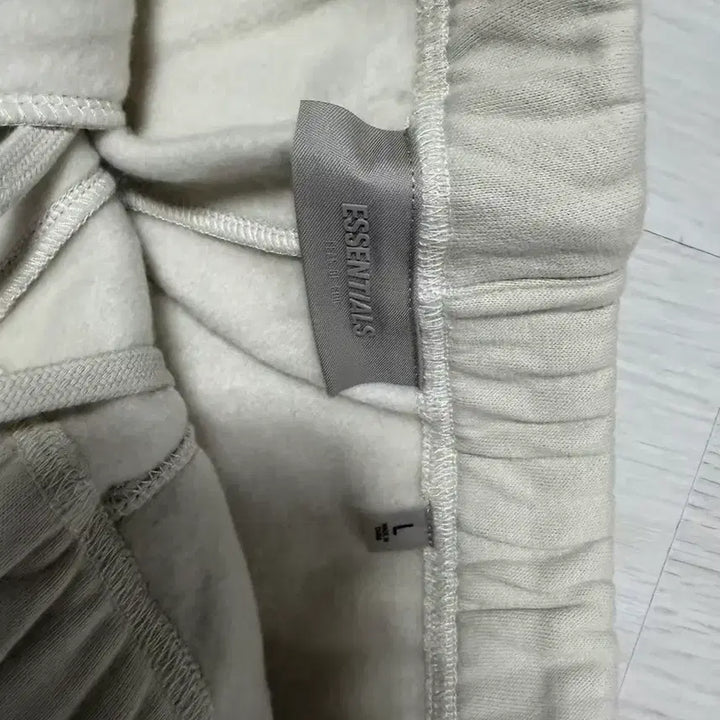 [BUNJANG] Essential Shorts L New / 에센셜 반바지 L 새상품