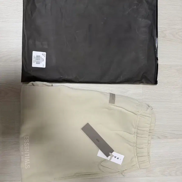[BUNJANG] Essential Shorts L New / 에센셜 반바지 L 새상품
