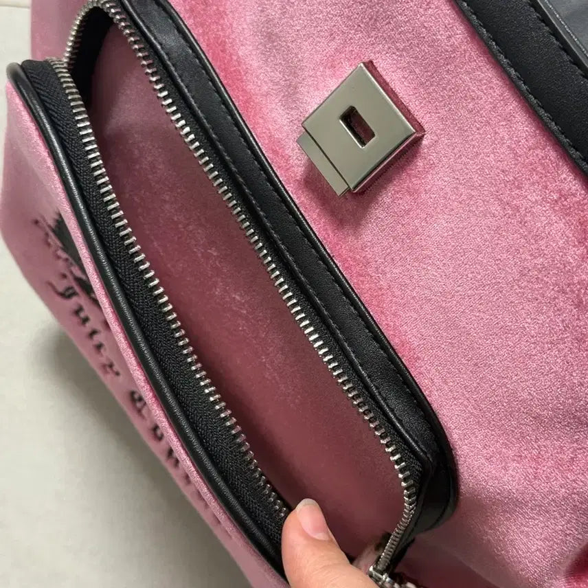 [BUNJANG] Juicy Couture Velvet and Leather Backpack with Silver Pouch / (새상품급)쥬시꾸뛰르 벨벳 가죽 배색 실버체인 백팩 (실버파우치 포함)