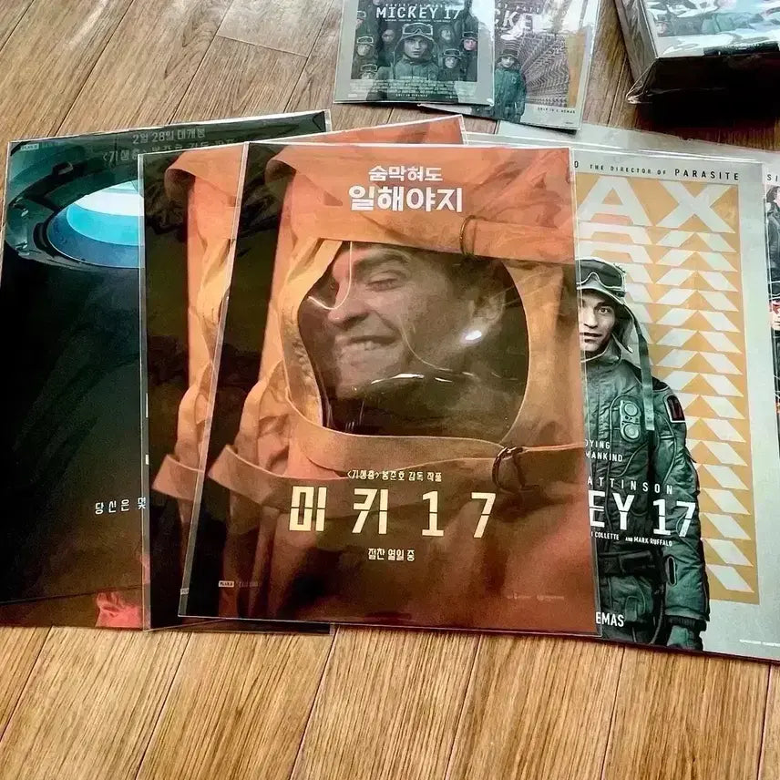 [BUNJANG] Mickey 17 Movie Poster Bundle Set / 미키17 3주차 일러스트 포스터 롯데시네마 아이맥스돌비 봉준호싸인아트카드