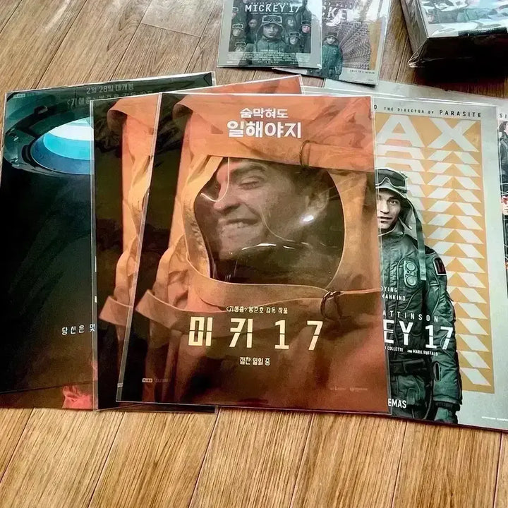 [BUNJANG] Mickey 17 Movie Poster Bundle Set / 미키17 3주차 일러스트 포스터 롯데시네마 아이맥스돌비 봉준호싸인아트카드