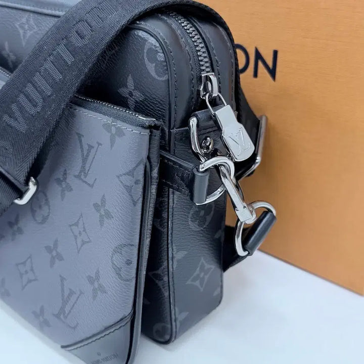 [BUNJANG] Louis Vuitton Eclipse Trio Messenger Bag / [S+급/OS] 루이비통 이클립스 트리오 모노그램 메신저백 크로스백