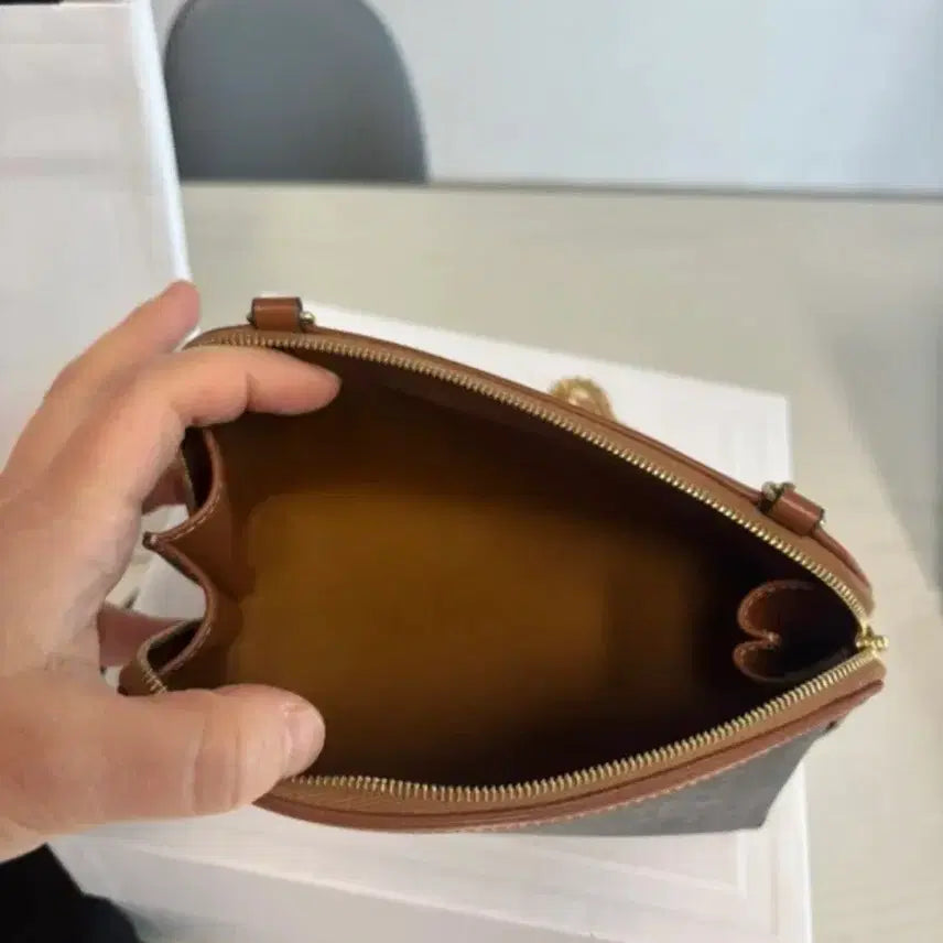 [BUNJANG] Celine Triomphe Chain Clutch / 셀린느 트리옹프 체인클러치