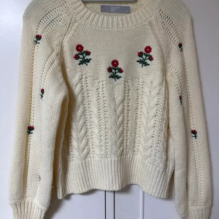 [BUNJANG] 8 Seconds Flower Cable Knit Sweater / 에잇세컨즈 플라워 케이블 니트