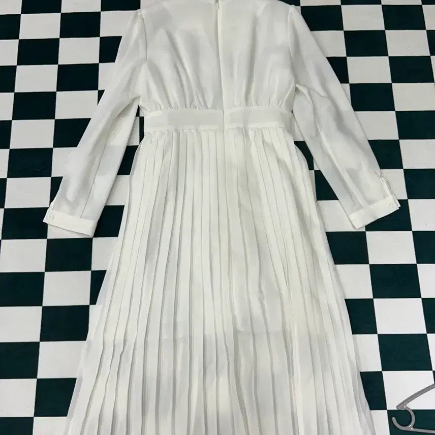 [BUNJANG] Chung Soon Chiffon Pleated Long Dress / 청순 쉬폰 플리츠 라인 시스루 화이트 여리여리 롱 원피스 휴양지