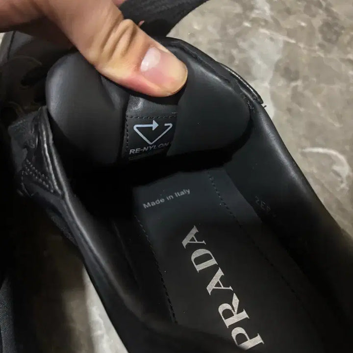 [BUNJANG] Prada Re-Nylon Sneakers / 프라다 삼각로고 리나일론 스니커즈 (6.5사이즈)