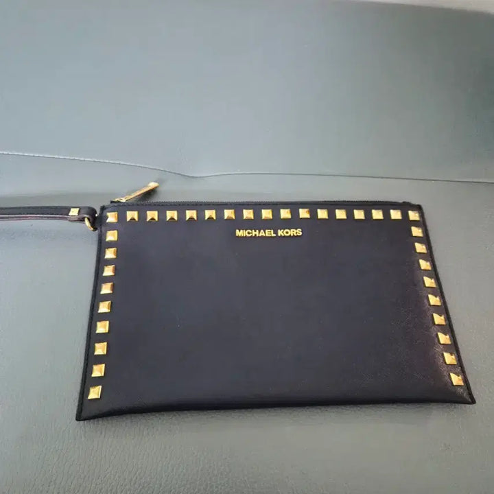 [BUNJANG] Michael Kors Black Saffiano Gold Studded Clutch Bag / 마이클코어스 블랙 사피아노 금장 스터드 클러치 가방-369
