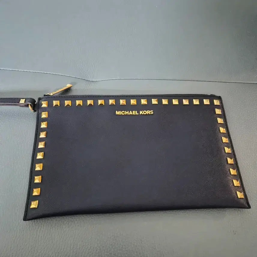 [BUNJANG] Michael Kors Black Saffiano Gold Studded Clutch Bag / 마이클코어스 블랙 사피아노 금장 스터드 클러치 가방-369