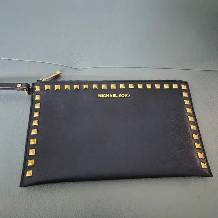 [BUNJANG] Michael Kors Black Saffiano Gold Studded Clutch Bag / 마이클코어스 블랙 사피아노 금장 스터드 클러치 가방-369
