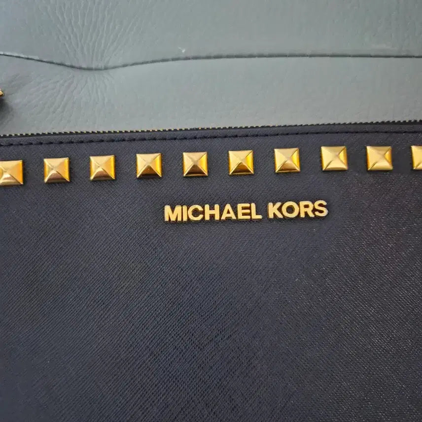 [BUNJANG] Michael Kors Black Saffiano Gold Studded Clutch Bag / 마이클코어스 블랙 사피아노 금장 스터드 클러치 가방-369