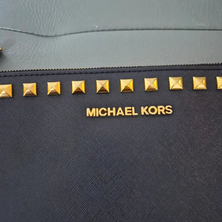 [BUNJANG] Michael Kors Black Saffiano Gold Studded Clutch Bag / 마이클코어스 블랙 사피아노 금장 스터드 클러치 가방-369