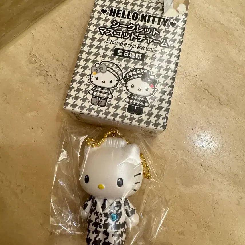 [BUNJANG] Hello Kitty Daniel Secret Mascot Charm / 헬로키티 시크릿 마스코트 참 모노쿠노 다니엘