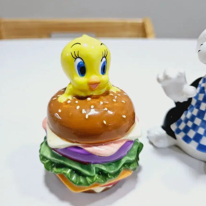 [BUNJANG] Looney Tunes Tweety &amp; Sylvester Hamburger Salt and Pepper Shakers / 루니툰즈 트위티 실베스터 햄버거 솔트앤페퍼