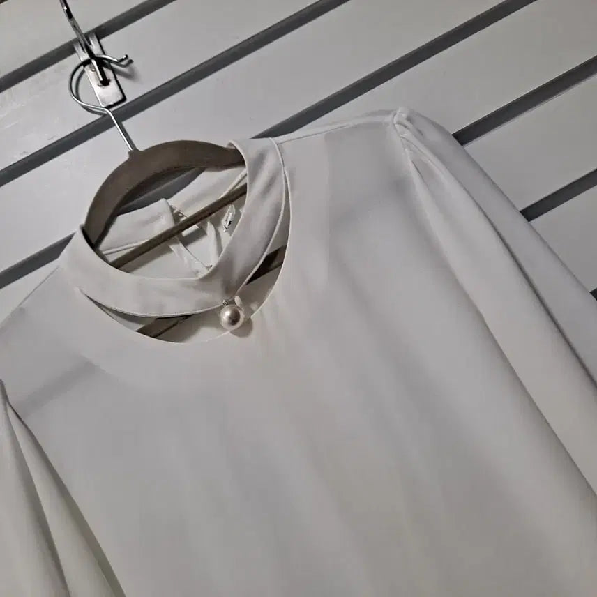 [BUNJANG] Wardrobe Styling Pearl Neckline Blouse / 여성 하늘하늘 넥진주 블라우스66/옷장꾸미기