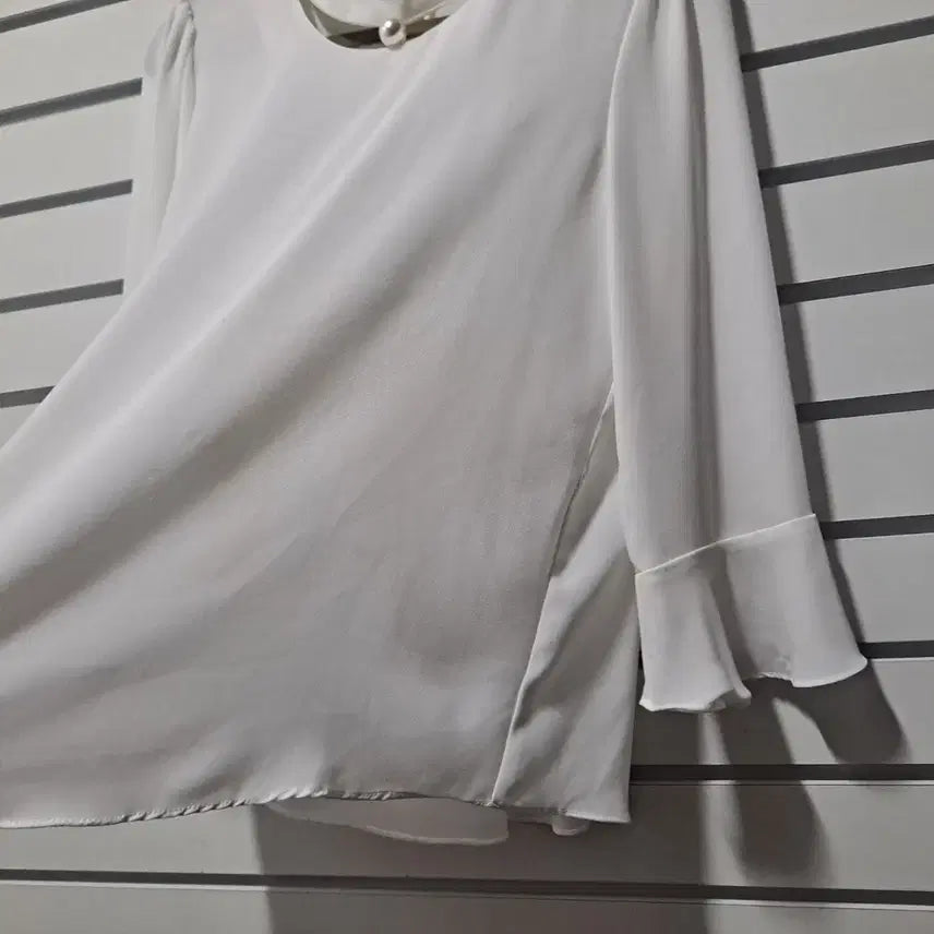 [BUNJANG] Wardrobe Styling Pearl Neckline Blouse / 여성 하늘하늘 넥진주 블라우스66/옷장꾸미기