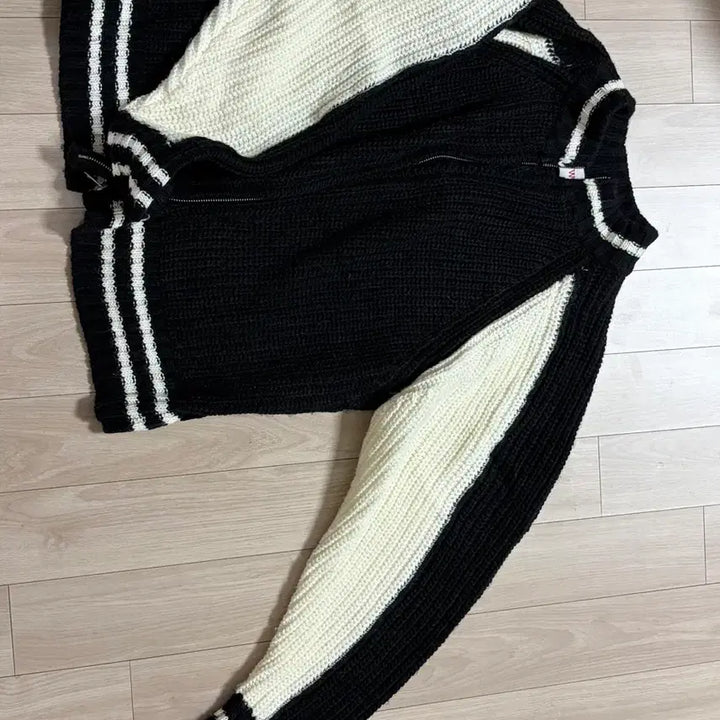 [BUNJANG] Color Block Knit Zip-Up Jacket / 배색 니트 집업 블랙/화이트
