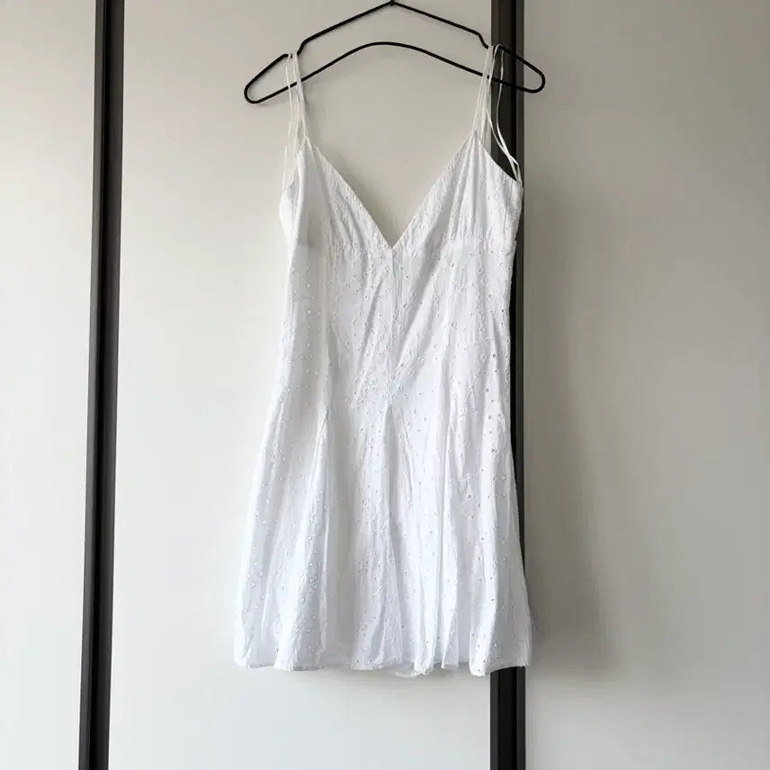 [SOLD OUT] Zara 자라 펀칭 민소매 화이트 미니원피스