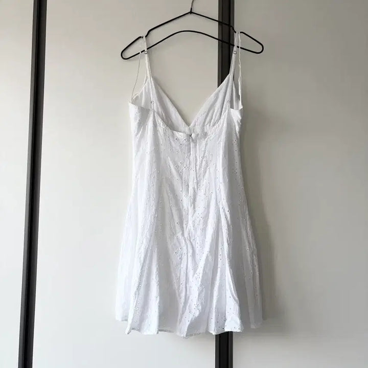 [SOLD OUT] Zara 자라 펀칭 민소매 화이트 미니원피스